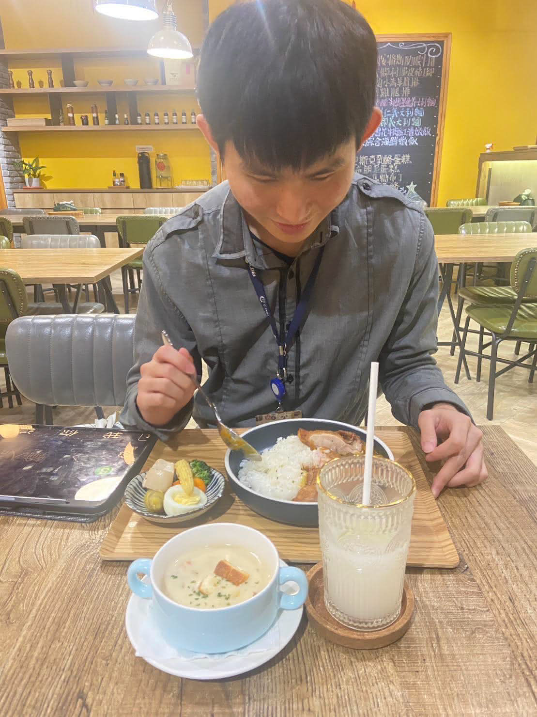 與承駿會面聚餐，卻忘了合照，這是從他的視角下看見的我。